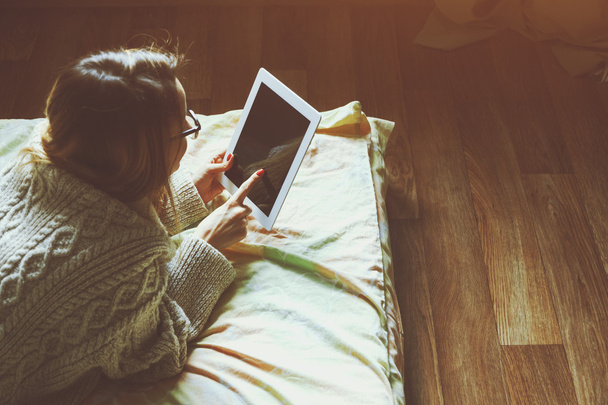 Woman in bed with digital tablet - Fotografie, Obrázek