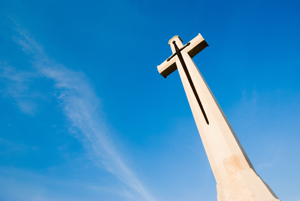 Cruz de pedra no céu azul
   - Foto, Imagem