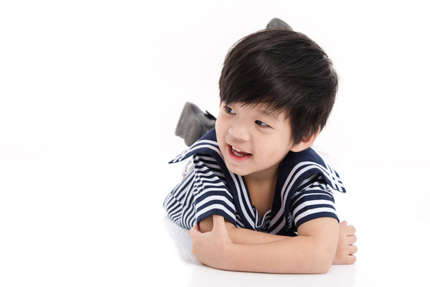 lindo asiático chico acostado en blanco fondo aislado
 - Foto, Imagen