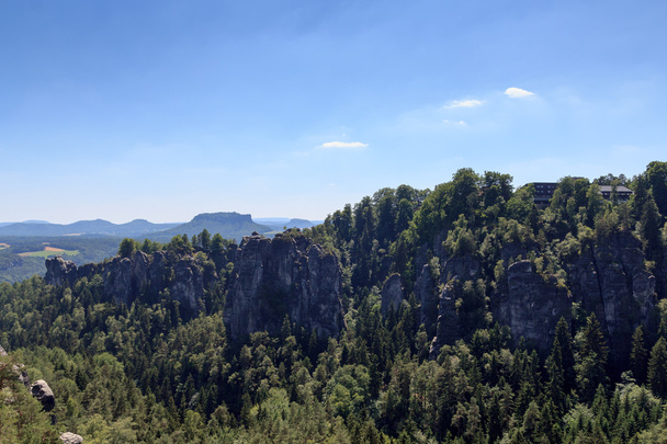 Panorama avec rochers Bastei, montagne de la table Lilienstein et hôtel à Rathen, Saxe Suisse
 - Photo, image