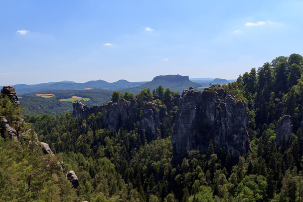Panorama com rochas Bastei, Castelo Neurathen e montanha de mesa Lilienstein em Rathen, Saxônia Suíça
 - Foto, Imagem