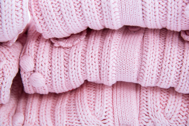 Empilement de pulls tricotés confortables colorés
 - Photo, image