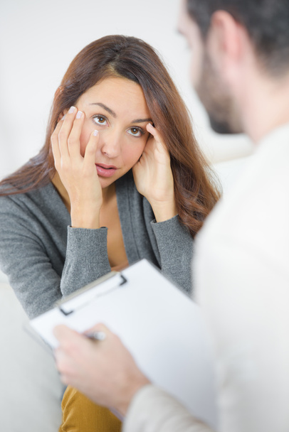 Mujer hablando con su psiquiatra
 - Foto, Imagen