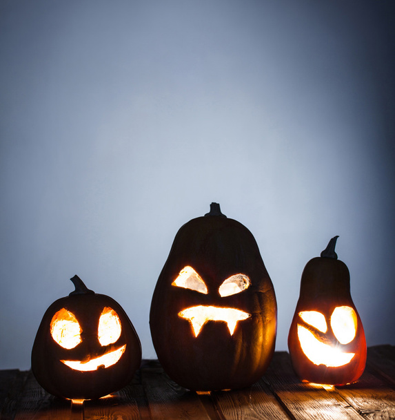 Jack o lanternas Halloween rosto de abóbora no fundo de madeira - Foto, Imagem
