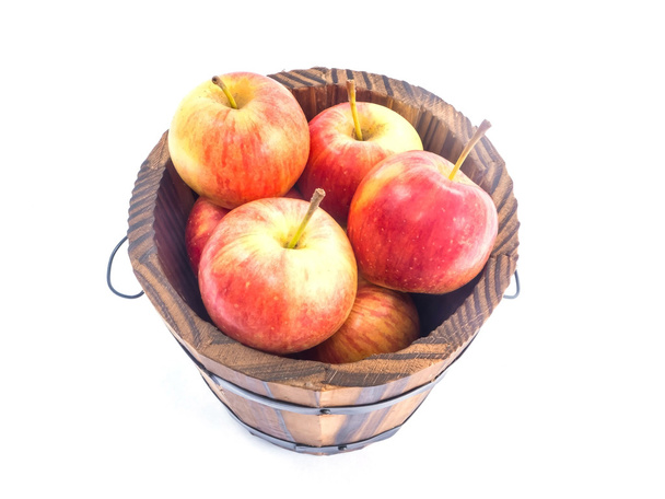 czerwone jabłka w drewniane wiaderko - Zdjęcie, obraz