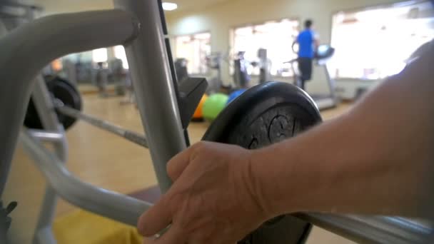 Homem aumentando o peso na barra
 - Filmagem, Vídeo