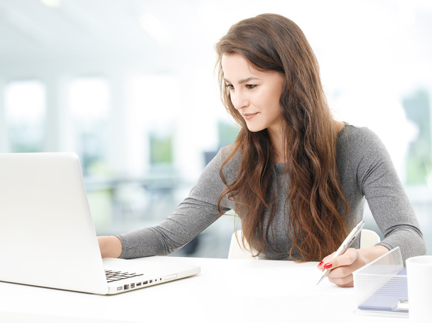 Working businesswoman on laptop - Zdjęcie, obraz