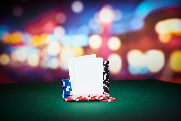Fichas de poker con tarjetas en blanco
 - Foto, imagen