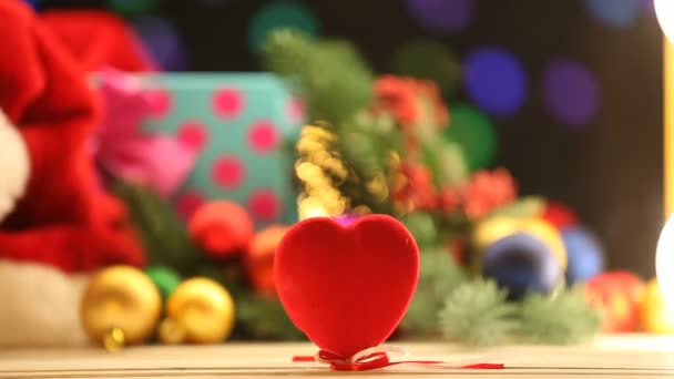 κουτί δώρου δίπλα κόκκινο σχήμα καρδιά - Πλάνα, βίντεο