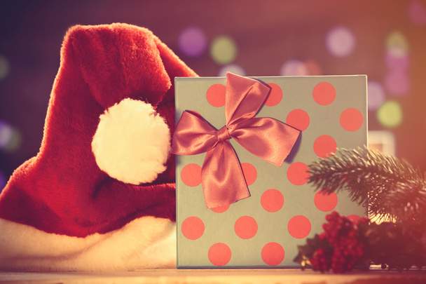 Sombrero y caja de regalo Santas con luces de Navidad
 - Foto, Imagen