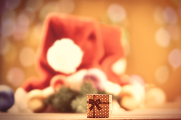 Geschenkbox auf weihnachtlichem Hintergrund - Foto, Bild