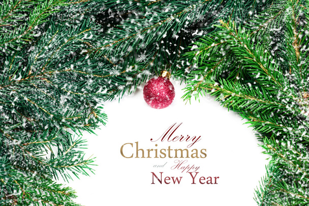 Weihnachtsbaum und rote Christbaumkugel - Foto, Bild
