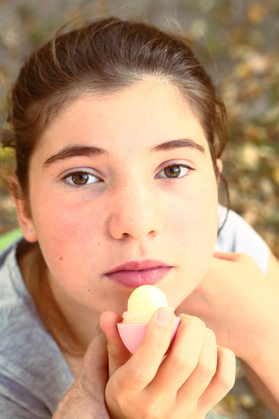 дівчина-підліток з помадою крупним планом портрет
 - Фото, зображення