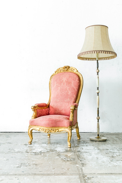 Pink Vintage Chair with lamp - 写真・画像