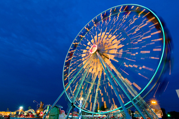 Ferris roda girar movimento ao ar livre no crepúsculo
. - Foto, Imagem