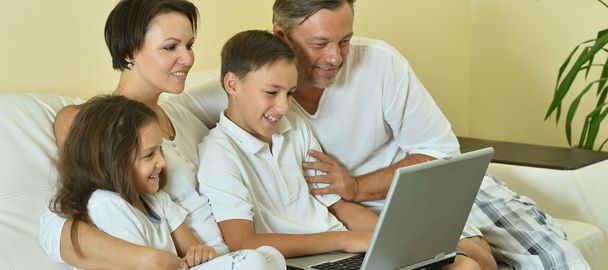 Rodzina siedząca z laptopem - Zdjęcie, obraz