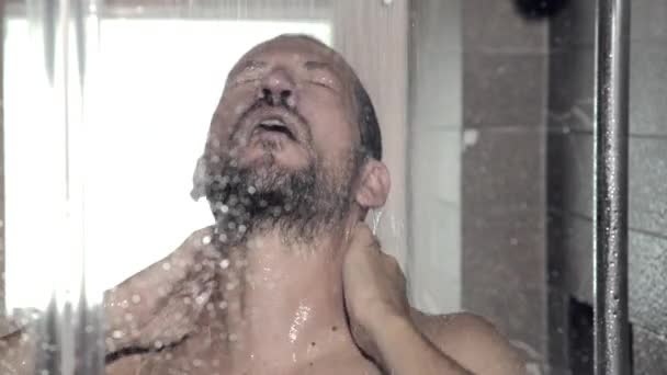 Nahaufnahme eines Mannes, der sich unter der Dusche entspannt - Filmmaterial, Video