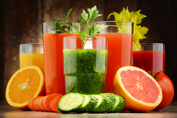 Vasos con jugos orgánicos frescos de frutas y verduras
 - Foto, Imagen
