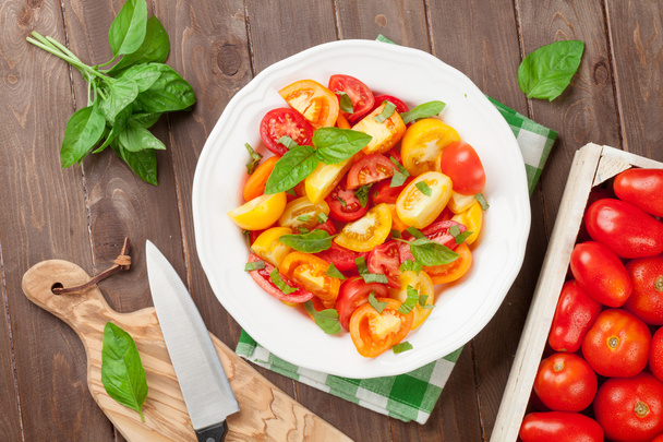 Verse kleurrijke tomaten en basilicum salade - Foto, afbeelding