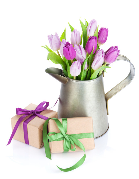 Bouquet de tulipes pourpres dans l'arrosoir et cadeaux
 - Photo, image