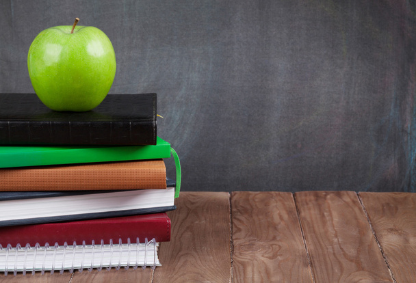 Material escolar y de oficina y manzana
 - Foto, imagen