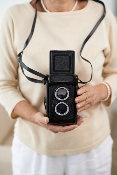Mujer sosteniendo cámara de fotos vintage
 - Foto, Imagen