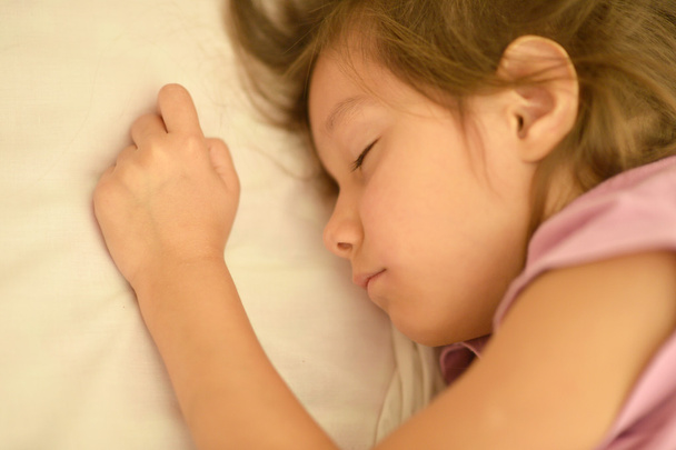 little girl sleeping - Foto, afbeelding