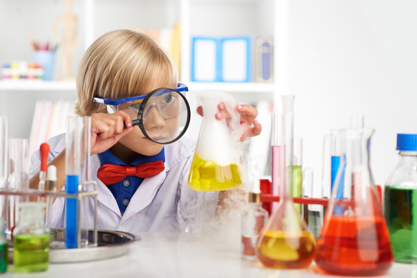 Little scientist examining fuming acid - Photo, Image