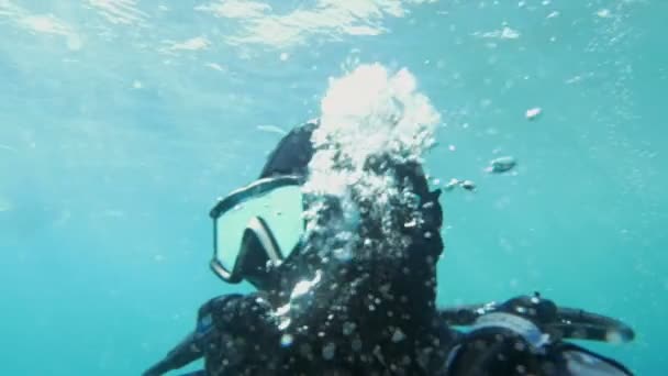 Buceador respirando bajo el agua
 - Imágenes, Vídeo