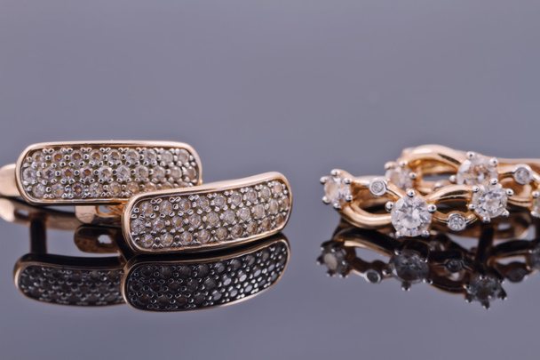 Χρυσά σκουλαρίκια σε διαφόρων ετών και σε διαφορετικές εκδόσεις - Φωτογραφία, εικόνα