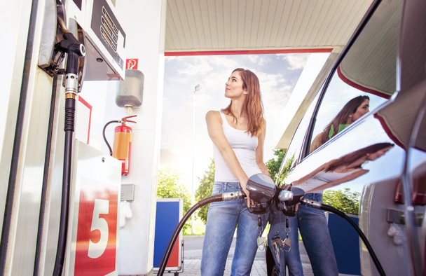 kadın yakıt ikmali araba - Fotoğraf, Görsel