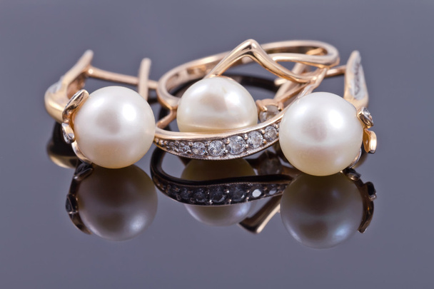 boucles d'oreilles en or avec émeraudes et perle
 - Photo, image