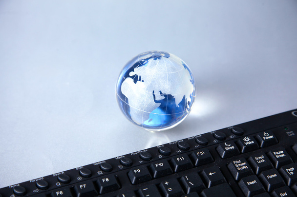 Крістал земної кулі на комп'ютері
 - Фото, зображення