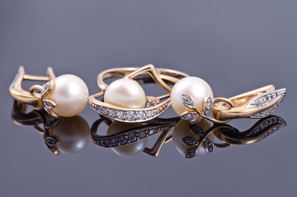 sada zlatých šperků s perlami - Fotografie, Obrázek