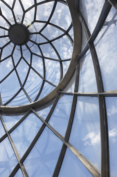 灯台の金属およびガラスのドーム構造の詳細と青空 - 写真・画像