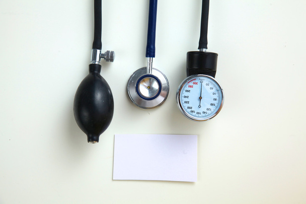 Equipo médico medidor de presión arterial aislado en blanco
 - Foto, Imagen