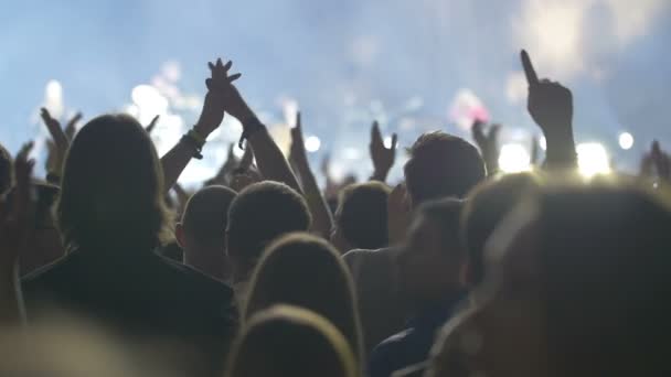 Ludzie claping ręce na wielkim koncercie pop - Materiał filmowy, wideo