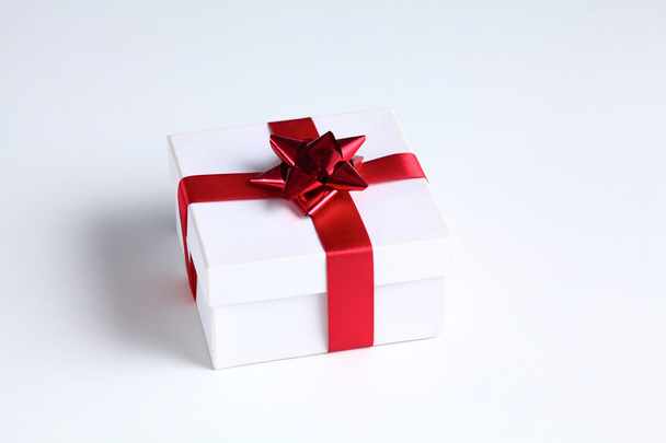 Karácsonyi ajándék doboz elszigetelt fehér háttér - Fotó, kép