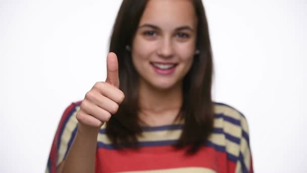 Стійка фокус дівчини-підлітка показує великі пальці вгору
 - Кадри, відео