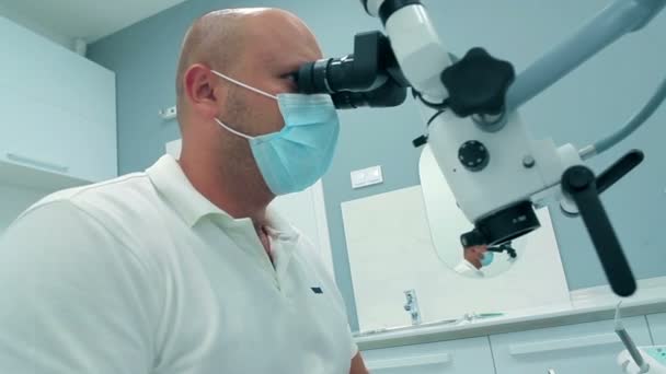 Professional dentist examining the patient - Záběry, video