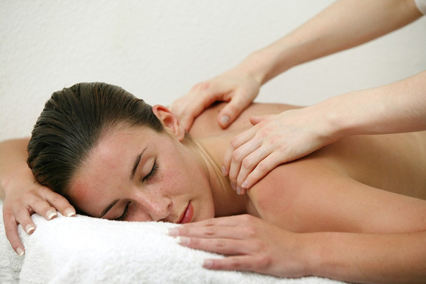 Mujer disfrutando de masaje hombro
 - Foto, Imagen