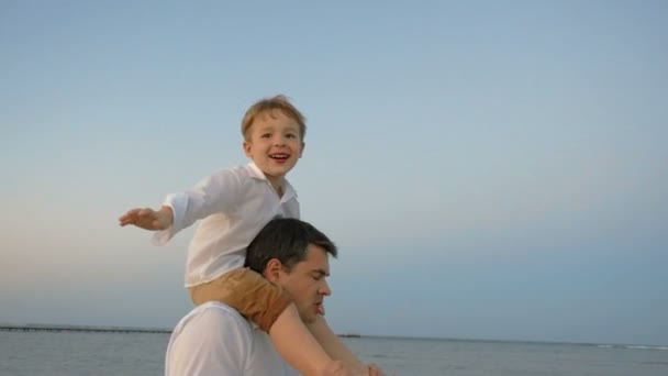 Dítě znázorňující letadlo sedící na otcích - Záběry, video