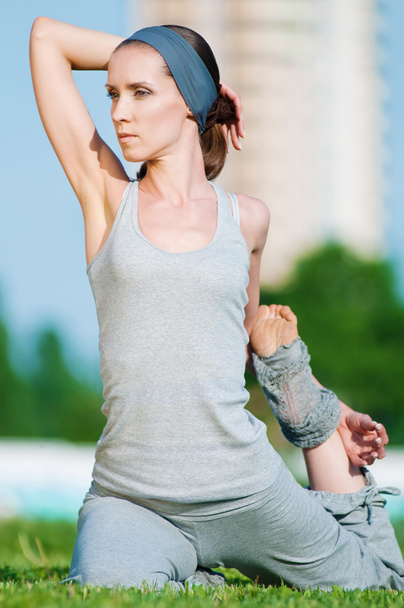 Hermosa mujer haciendo ejercicio de estiramiento
 - Foto, imagen