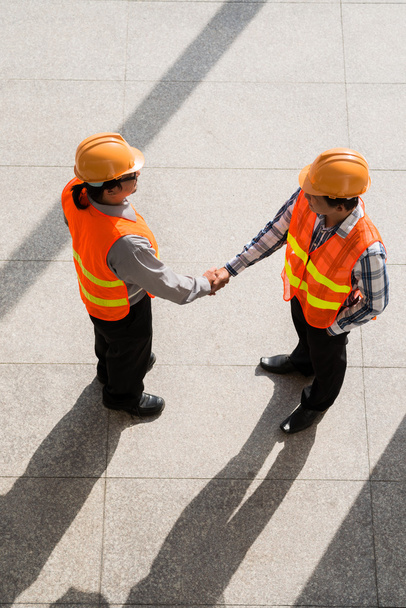 Engineer and investor shaking hands - Photo, Image
