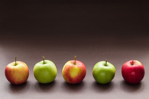 πέντε μήλα στη σειρά - Φωτογραφία, εικόνα