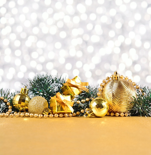 Gümüş arka plan üzerinde Noel süsleri - Fotoğraf, Görsel