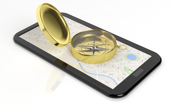 Zlatý kompas na obrazovku tabletu s mapou, izolovaných na bílém pozadí. - Fotografie, Obrázek