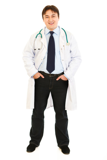 Hymyilevä lääkäri stetoskoopilla pitää kätensä taskuissa
 - Valokuva, kuva
