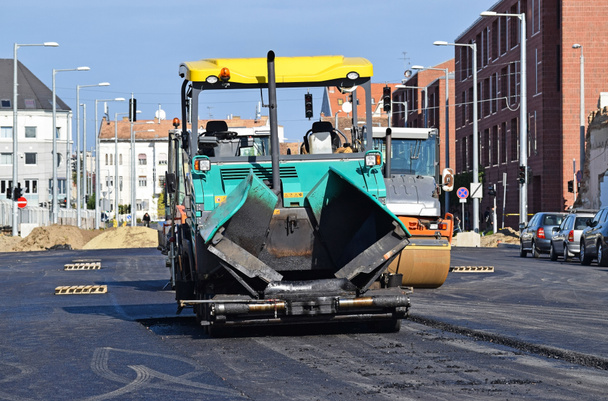 Veículo de pavimentação de asfalto na construção de estradas
 - Foto, Imagem