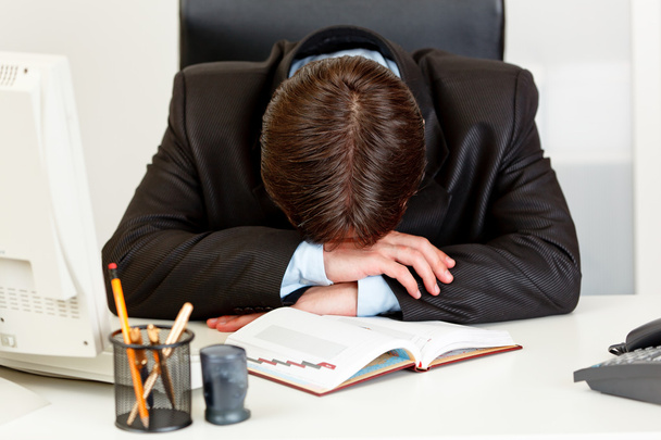 κουρασμένος επιχειρηματίας που κοιμάται στο γραφείο σε γραφείο - Φωτογραφία, εικόνα